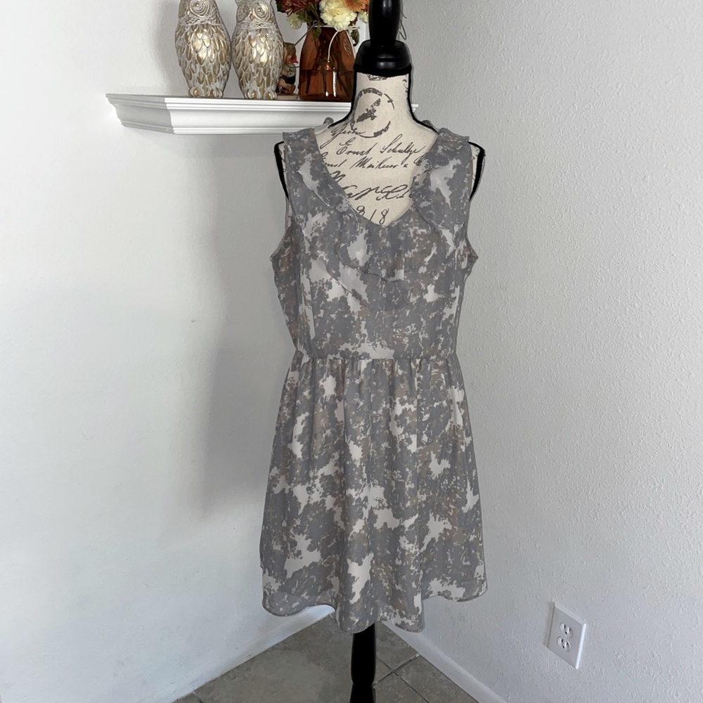 Grey’s and white flowey dress zipper at side
